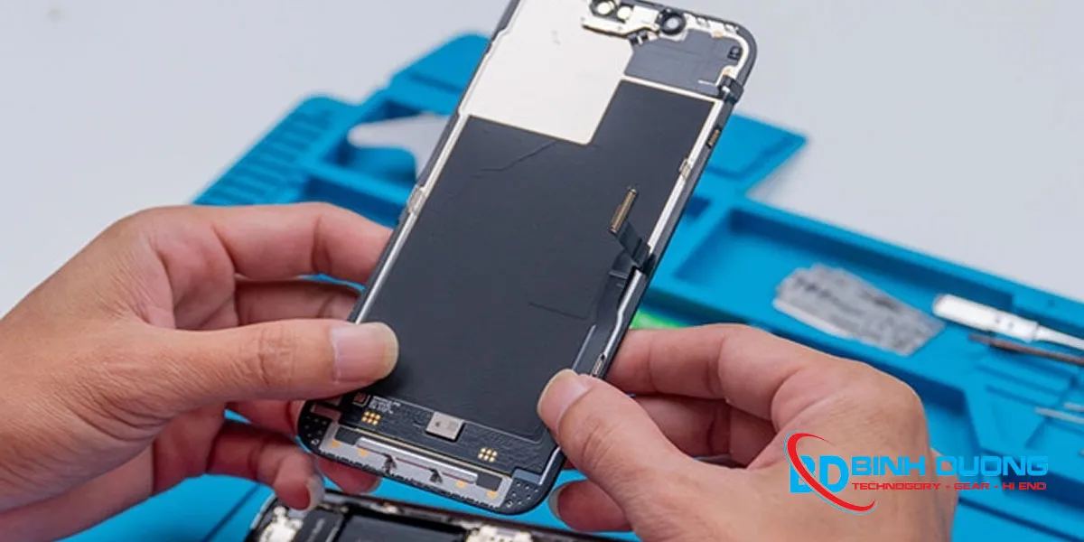 Quy trình sửa camera sau iPhone 12 bạn xem trực tiếp quá trình kiểm tra và được ký tên lên toàn bộ các linh kiện trước khi nhận máy sửa chữa.